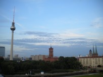 Fernsehturm und rotes Rathaus